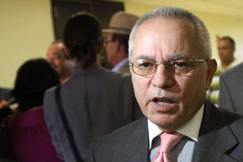 Renuncia César López al  FEI