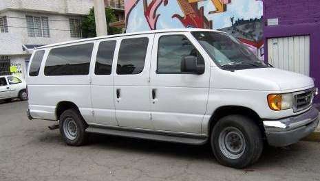 Vuelca camioneta con chófer de 72 años y tres menores