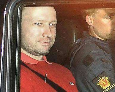 Se queja de la cárcel asesino noruego