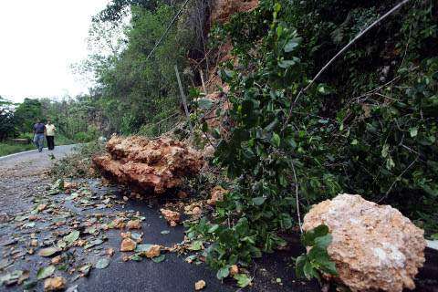 Derrumbe cierra vía en Aibonito