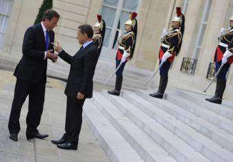 Sarkozy y Cameron van a Libia
