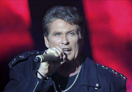 David Hasselhoff quiere ser Julio Iglesias