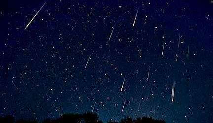 Lluvia de meteoros en la noche oscura