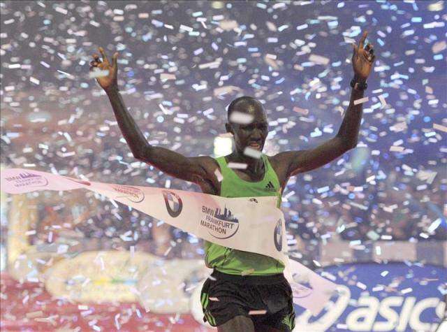 Keniano Kipsang rompe récord en maratón de Fráncfort