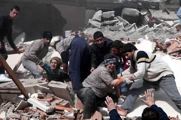 Rescatan sobrevivientes en Turquía
