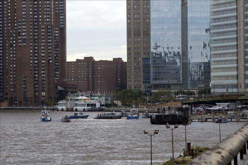Cae helicóptero en el río en Manhattan