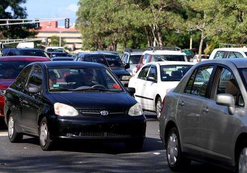 Tapón descomunal por camión volcado