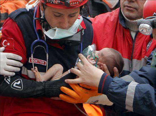 Rescatan bebé de 2 semanas 2 días después de terremoto