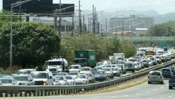 Semáforos apagados y pavimento mojado