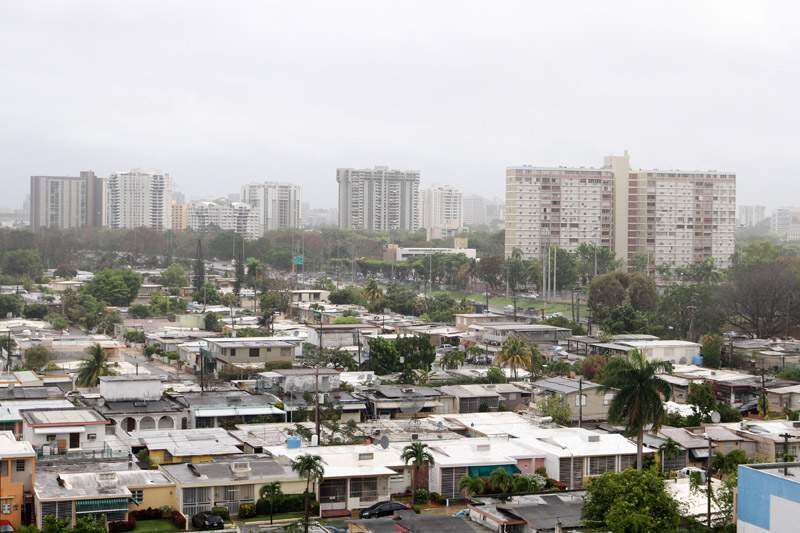 Parcialmente nublado y caluroso hoy