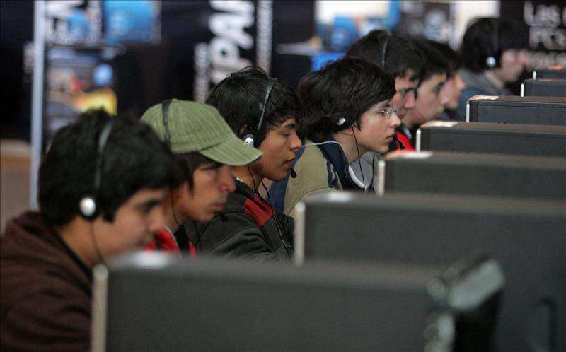 Arremeten contra página web por revelar edad de actores