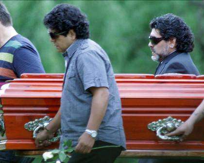 Dolido Maradona acompaña los restos de su madre al cementerio
