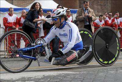 Ex piloto Alex Zanardi gana Maratón NY en ‘handbike’