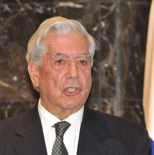 Vargas Llosa condecorado en Panamá