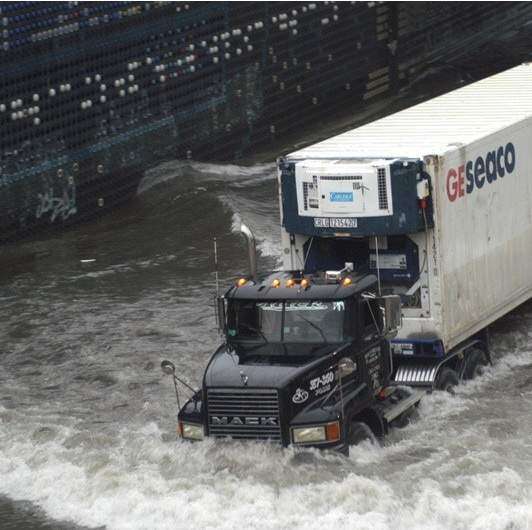 Rescatan a tres atrapados en inundación