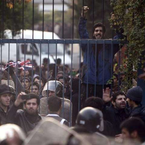 Londres expulsa a diplomáticos iraníes