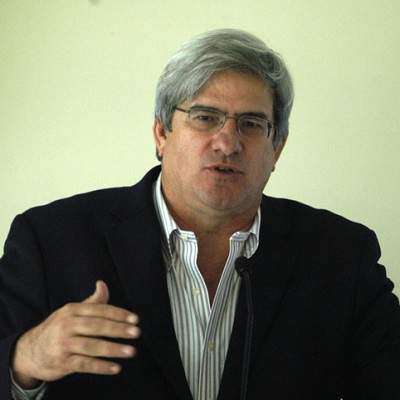 Pesquera admite estancamiento del Tren y defiende contratos