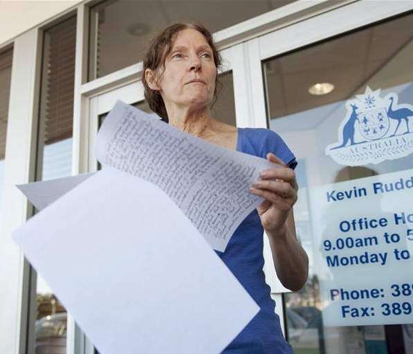 Mamá de Assange defiende a su hijo