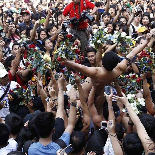 Desnudos contra la contaminación de los ríos
