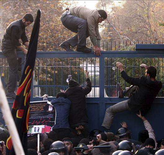 París evacúa personal cultural y cierra el colegio en Teherán