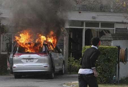 Le queman el carro a director de escuela
