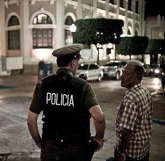 Le quitan el arma a policía de Mayagüez