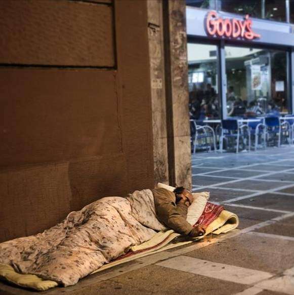 Crisis deja en la calle en Navidad a 20,000 griegos