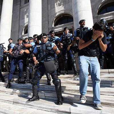 Policía desobedece al tribunal y encubre su motín