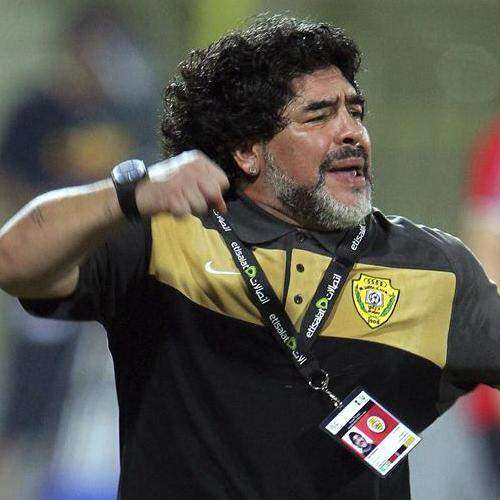 Multan a Maradona por lengua suelta