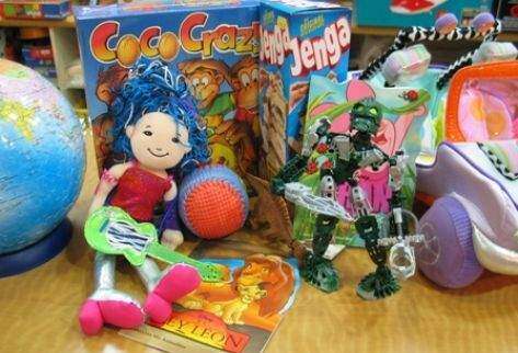 Santini reparte juguetes a 20 mil niños