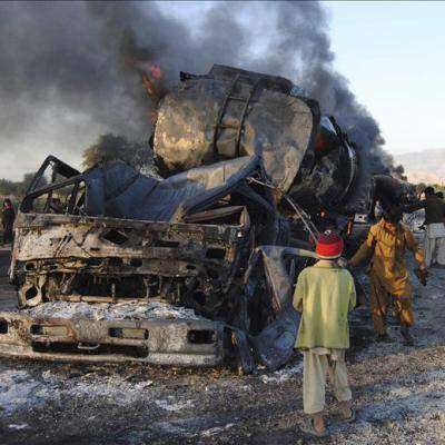Un muerto y 6 camiones de la OTAN destruidos en Pakistán