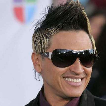 Elvis harto de preguntas sobre su vida sexual