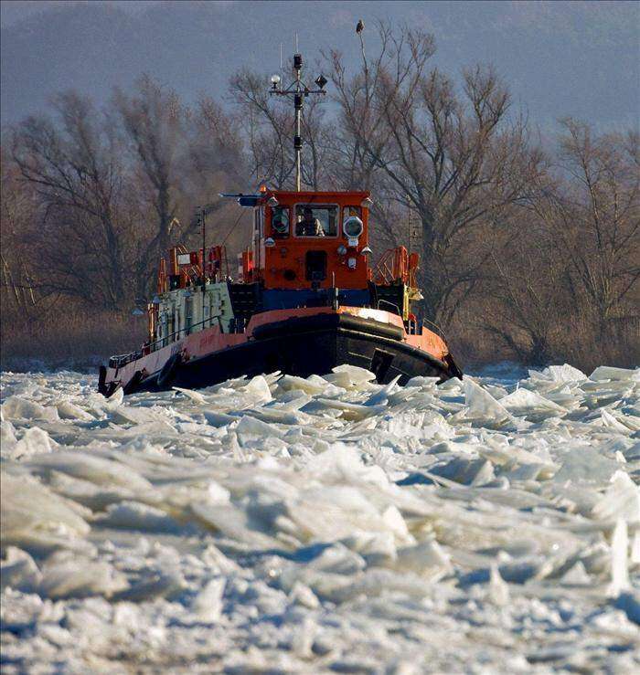 Pesquero ruso atrapado en el hielo