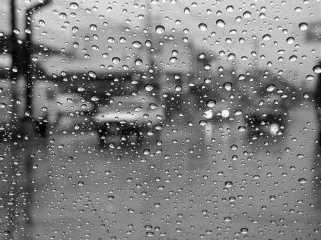 Carreteras mojadas con tránsito habitual