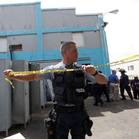 Conductor tiroteado choca con cuartel Policía