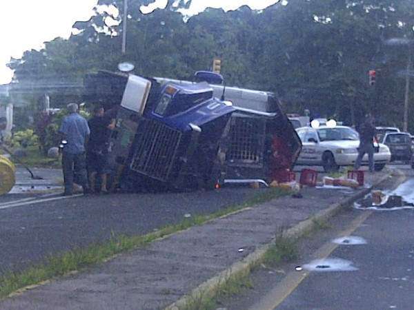 Camión volcado en Toa Baja