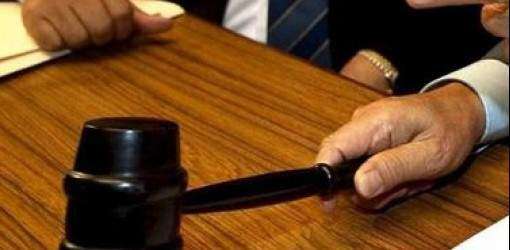 Moción urgente contra mujer que golpeó a maestra