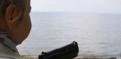 Menor herido al disparar arma de su padre