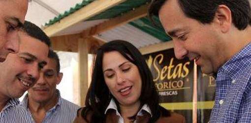 Visita Fortuño finca de setas en Aibonito