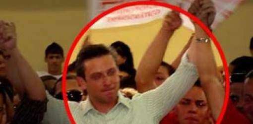 AGP se zapatea de foto con presunto delincuente