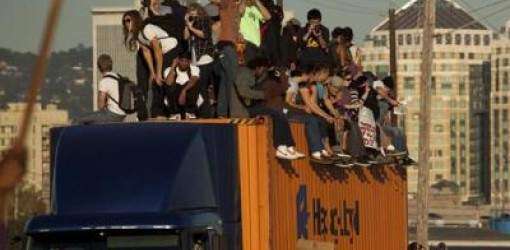 Sube a 400 los indignados arrestados en Oakland (video)