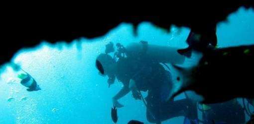 Submarinista encuentra y devuelve anillo perdido hace 80 años
