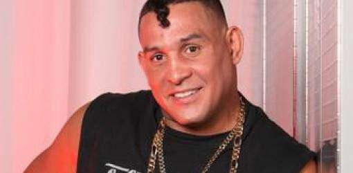 Macho Camacho estampa su spanglish en camisetas