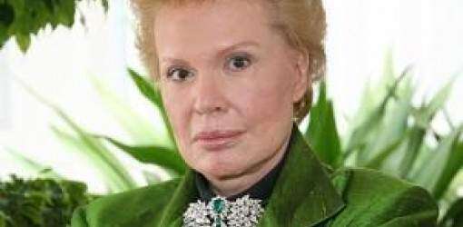 Afirman que Walter Mercado se recupera