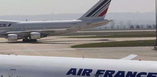 Avión intercontinental da media vuelta por celular encontrado