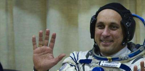 Cosmonautas rusos pasean por el espacio