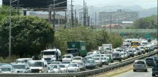 Tapón por accidente en expreso Las Américas