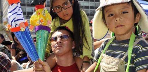 Miles de Chespiritos bailan al son del Chavo del Ocho