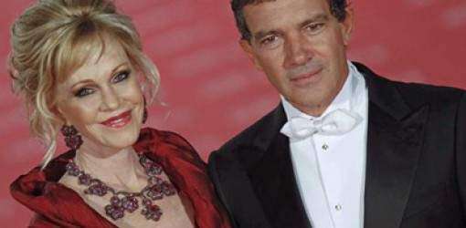 Almodóvar, Banderas y Salma en la alfombra roja de los Goya