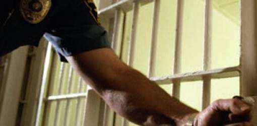 Preso joven de 18 por maltrato a menor de 2 años